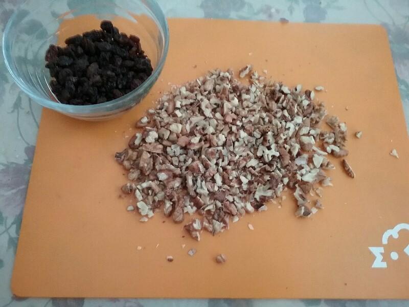 Шаг 2 приготовления Рулет из бедра индейки с изюмом и орехами