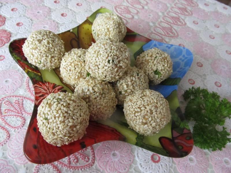Шаг 10 приготовления Салатные шарики с печенью трески в кунжуте