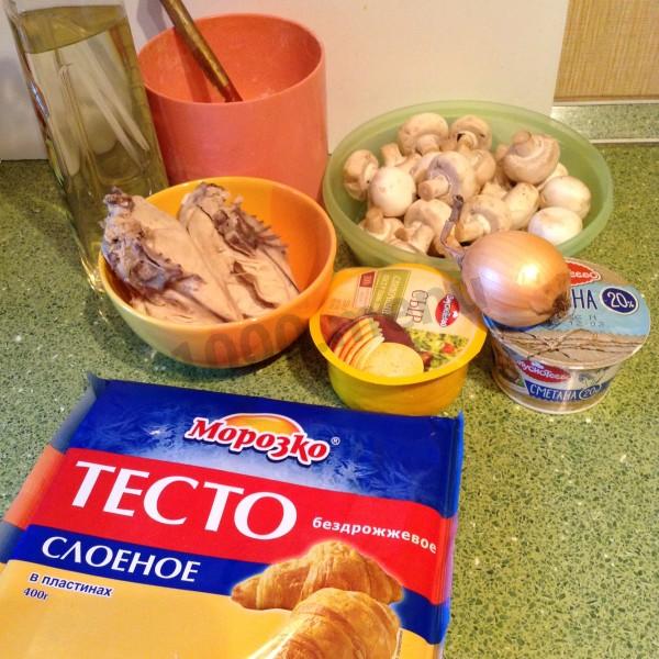 Шаг 1 приготовления Пирог жульен с грибами и курицей в слоеном тесте