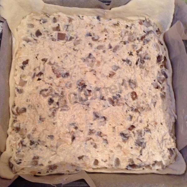 Шаг 13 приготовления Пирог жульен с грибами и курицей в слоеном тесте