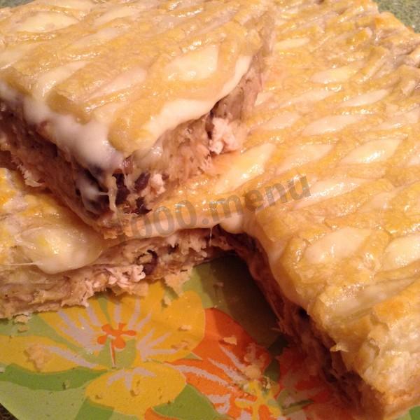 Обложка рецепта Пирог жульен с грибами и курицей в слоеном тесте