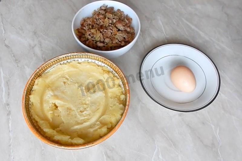 Шаг 1 приготовления Картофельные гнёзда c петушками в духовке