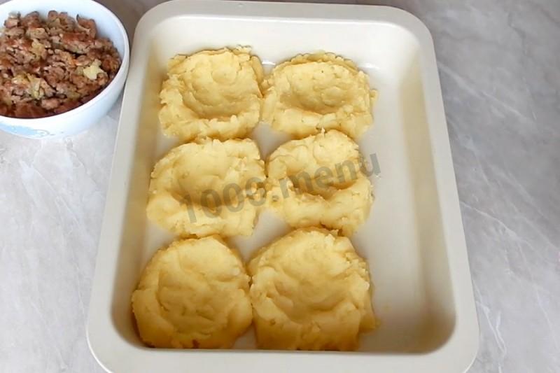Шаг 3 приготовления Картофельные гнёзда c петушками в духовке