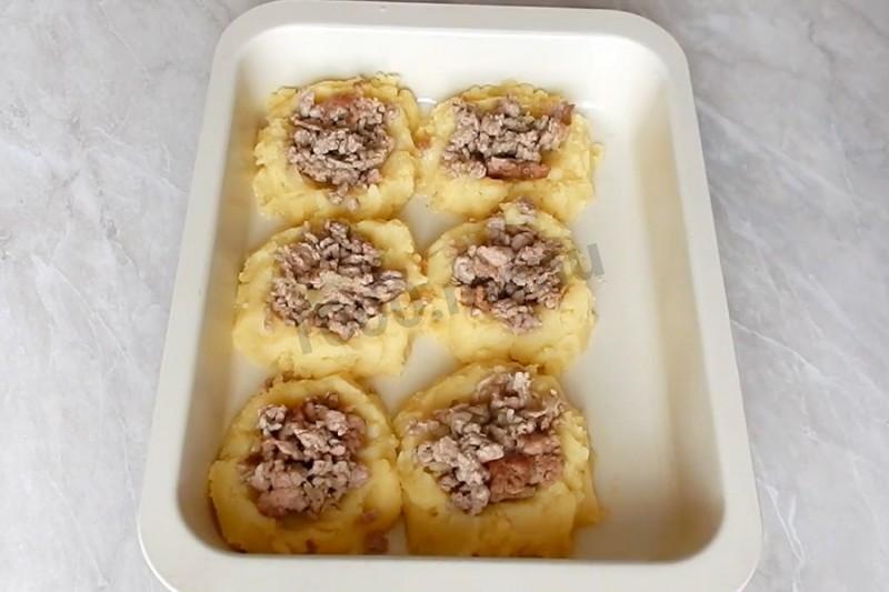 Шаг 4 приготовления Картофельные гнёзда c петушками в духовке