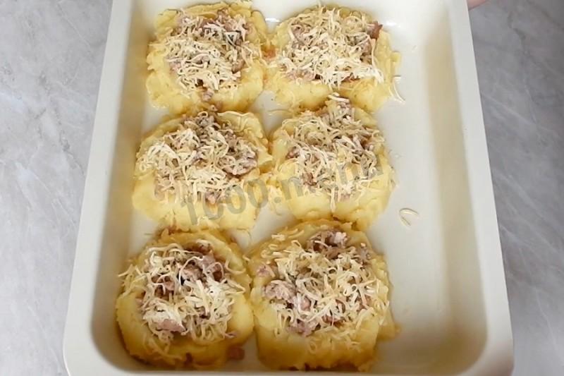 Шаг 5 приготовления Картофельные гнёзда c петушками в духовке