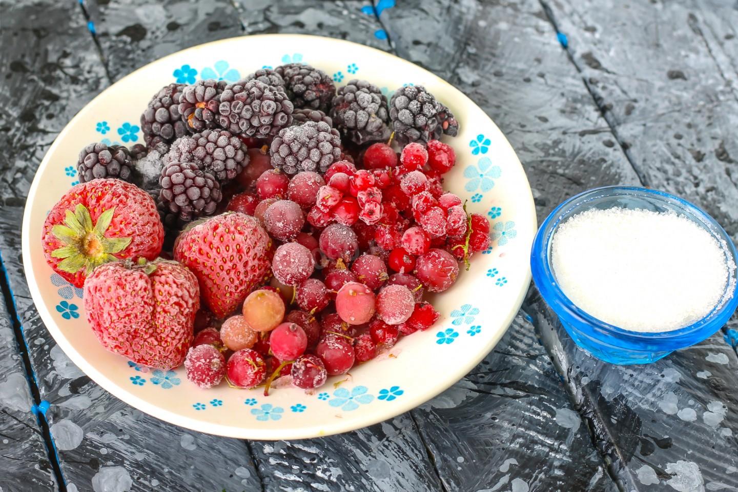 Шаг 1 приготовления Компот из замороженных ягод клубники, ежевики, брусники