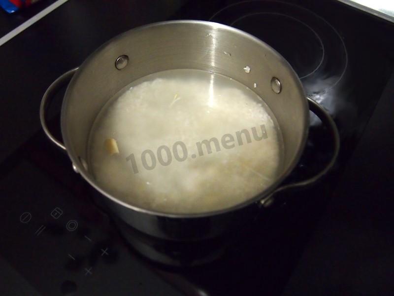 Шаг 1 приготовления Маки суши (роллы) с лососем, сыром и огурцом