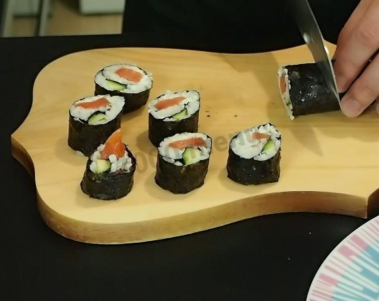 Шаг 11 приготовления Маки суши (роллы) с лососем, сыром и огурцом