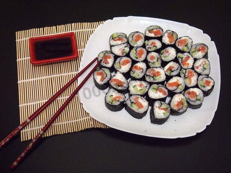 Шаг 12 приготовления Маки суши (роллы) с лососем, сыром и огурцом