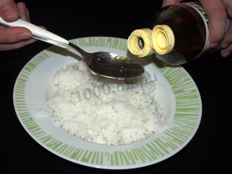 Шаг 3 приготовления Маки суши (роллы) с лососем, сыром и огурцом