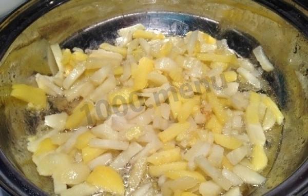 Шаг 1 приготовления Жульен по-русски с укропом, картофелем, грибами и курицей