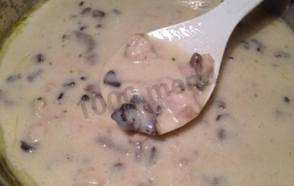 Шаг 3 приготовления Жульен по-русски с укропом, картофелем, грибами и курицей