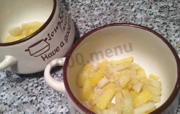 Шаг 5 приготовления Жульен по-русски с укропом, картофелем, грибами и курицей