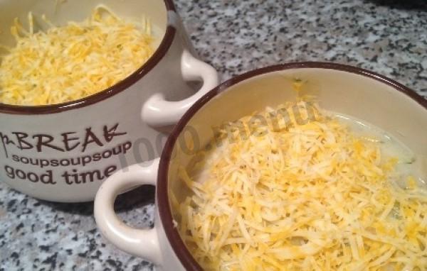 Шаг 7 приготовления Жульен по-русски с укропом, картофелем, грибами и курицей