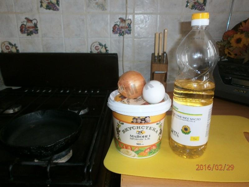 Шаг 1 приготовления Лук с яйцом и майонезом