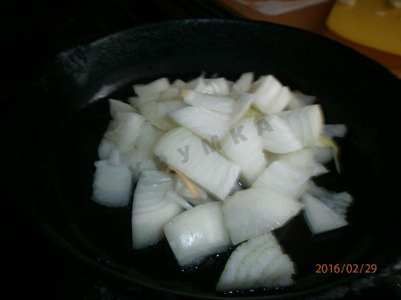 Шаг 3 приготовления Лук с яйцом и майонезом