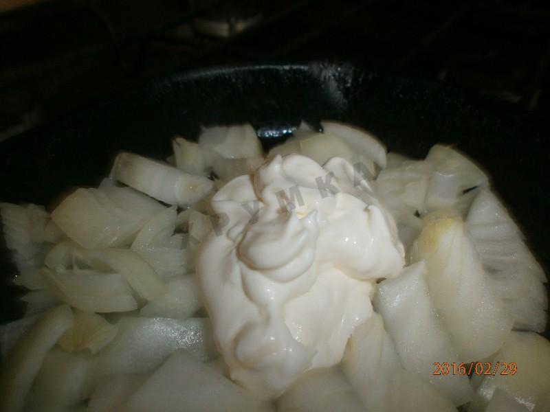 Шаг 4 приготовления Лук с яйцом и майонезом