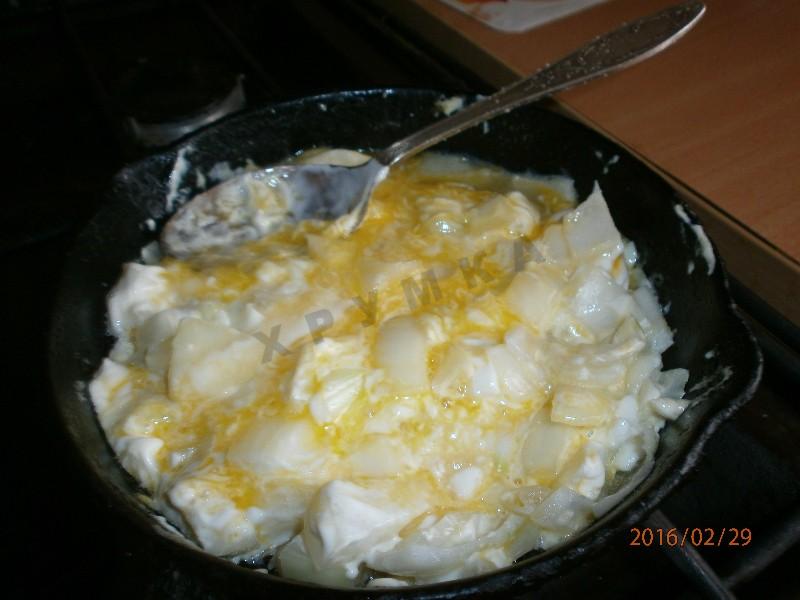 Шаг 6 приготовления Лук с яйцом и майонезом