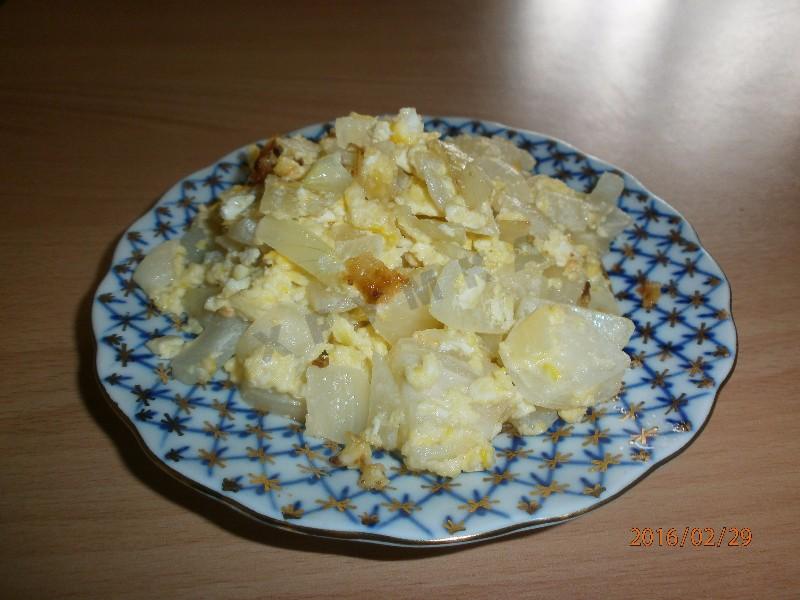 Шаг 7 приготовления Лук с яйцом и майонезом