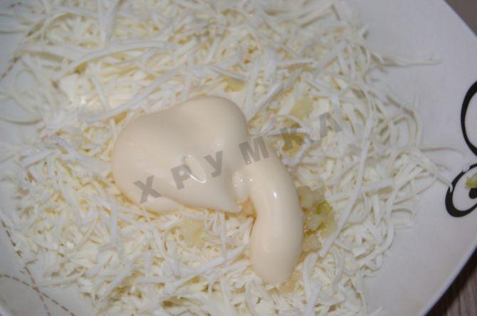 Шаг 1 приготовления Рулетики из бекона с черносливом сыром и грецкими орехами