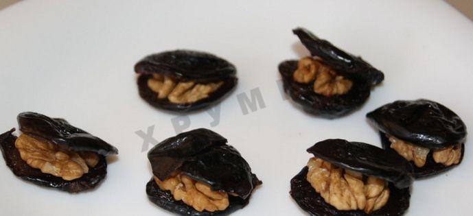Шаг 2 приготовления Рулетики из бекона с черносливом сыром и грецкими орехами