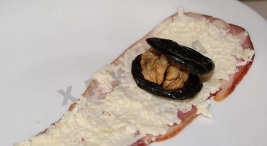 Шаг 3 приготовления Рулетики из бекона с черносливом сыром и грецкими орехами