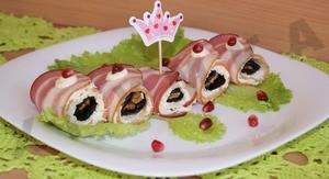 Обложка рецепта Рулетики из бекона с черносливом сыром и грецкими орехами