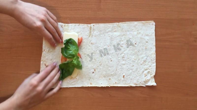 Шаг 2 приготовления Конвертики из лаваша с помидорами, моцареллой и базиликом