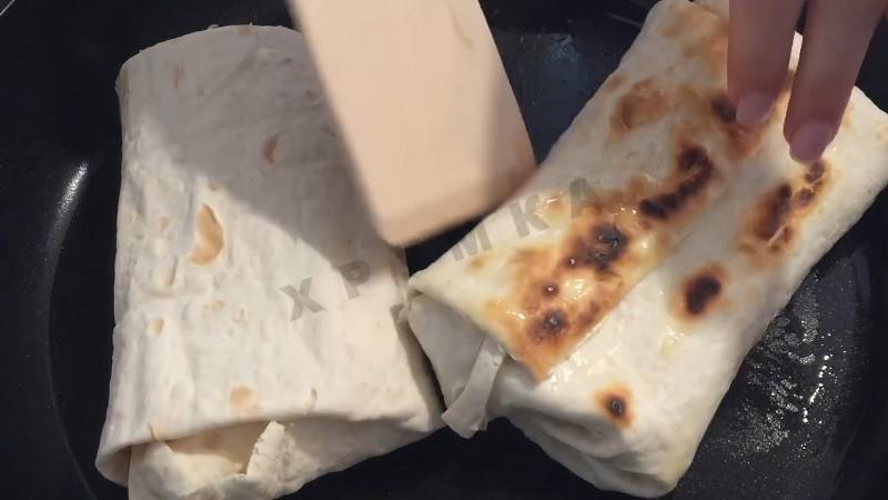 Шаг 3 приготовления Конвертики из лаваша с помидорами, моцареллой и базиликом
