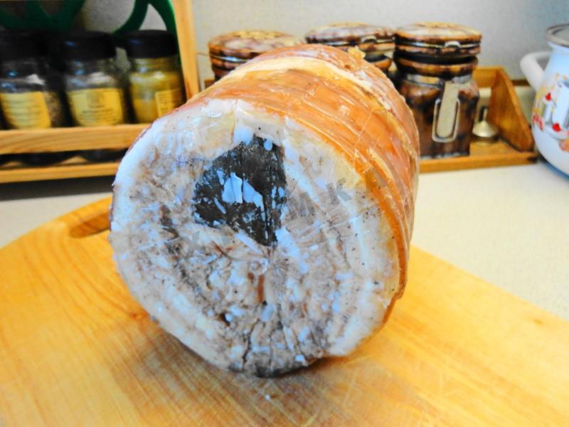 Шаг 4 приготовления Свиная грудинка варено-копченая в ветчиннице в мультиварке