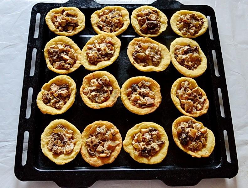 Шаг 10 приготовления Творожные тарталетки с сушеными грибами и курицей