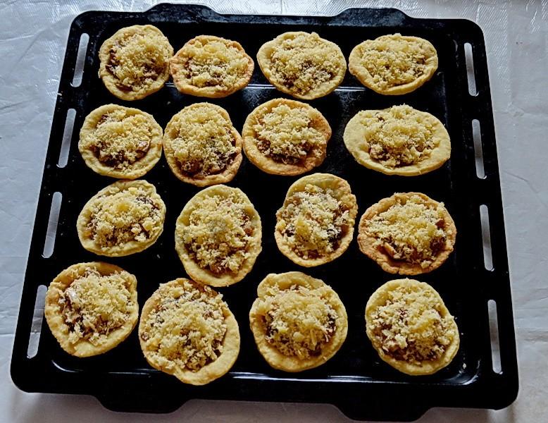 Шаг 11 приготовления Творожные тарталетки с сушеными грибами и курицей