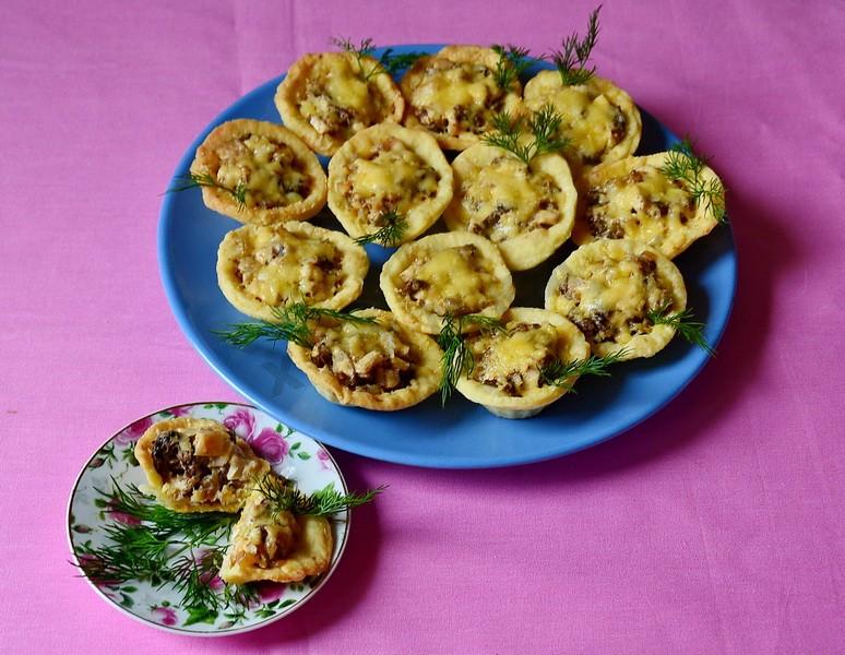 Шаг 12 приготовления Творожные тарталетки с сушеными грибами и курицей