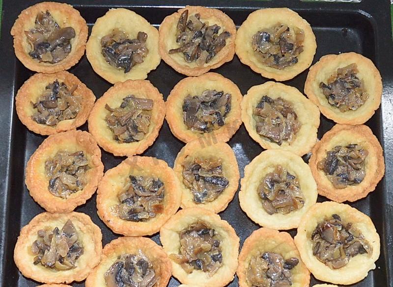 Шаг 10 приготовления Творожные тарталетки с грибами и сыром