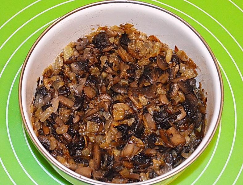 Шаг 4 приготовления Творожные тарталетки с грибами и сыром