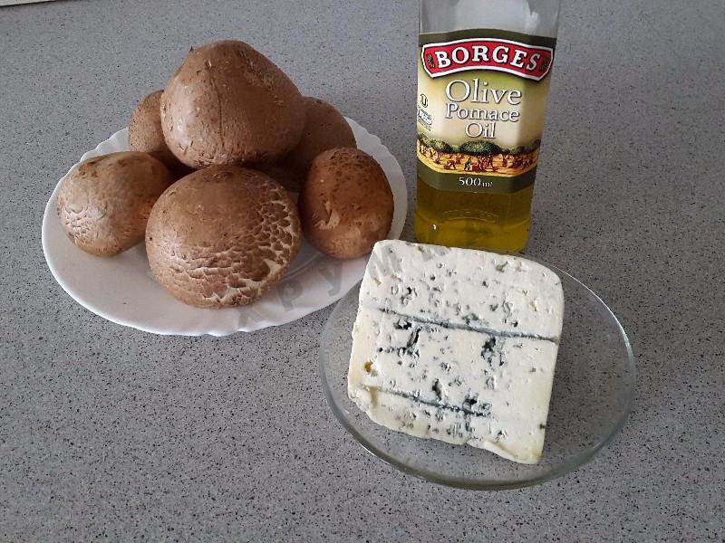 Шаг 1 приготовления Шампиньоны с сыром с голубой плесенью