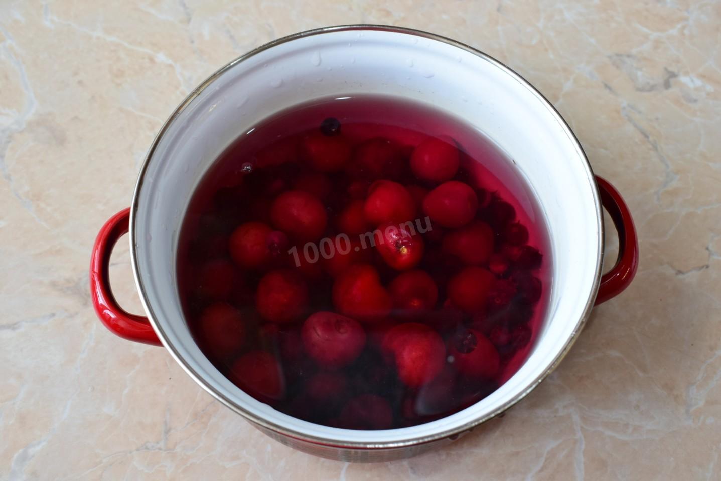 Шаг 4 приготовления Компот из вишни и смородины на зиму