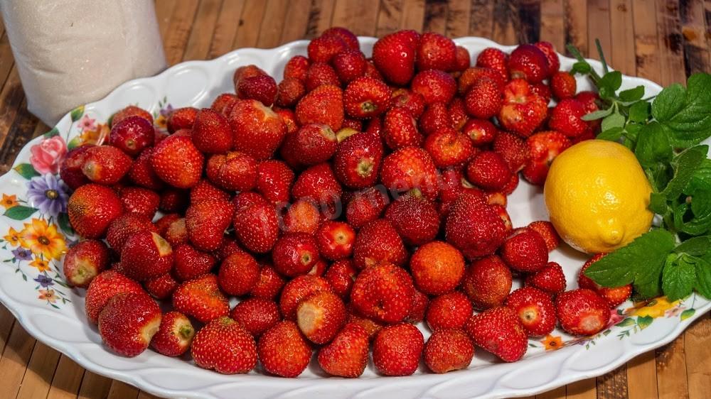Шаг 1 приготовления Компот из клубники, лимона и мяты на зиму