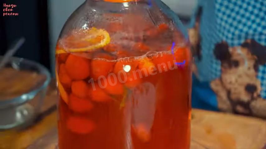 Шаг 11 приготовления Компот из клубники, лимона и мяты на зиму