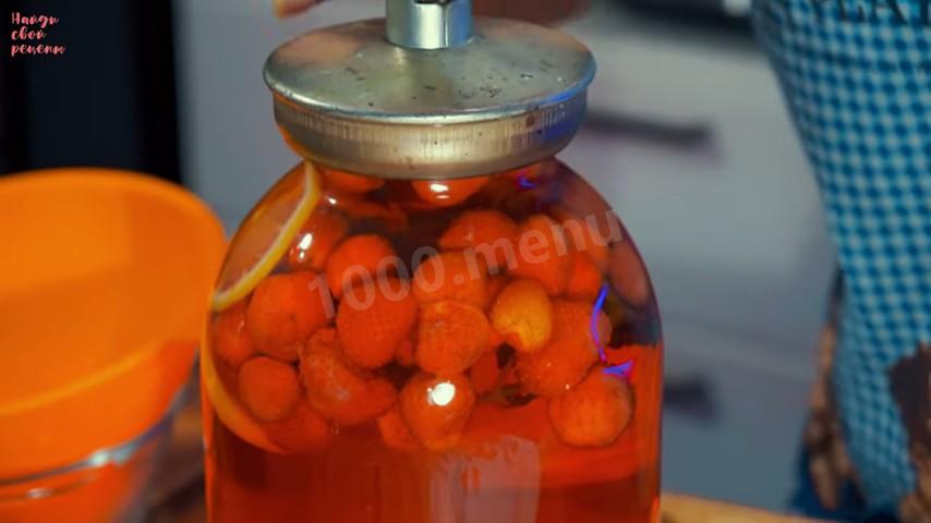 Шаг 12 приготовления Компот из клубники, лимона и мяты на зиму