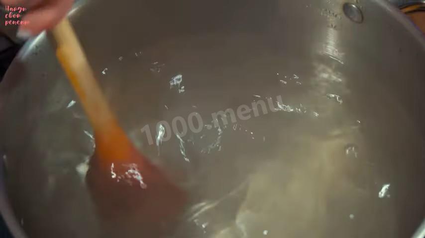 Шаг 3 приготовления Компот из клубники, лимона и мяты на зиму