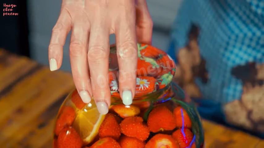 Шаг 8 приготовления Компот из клубники, лимона и мяты на зиму