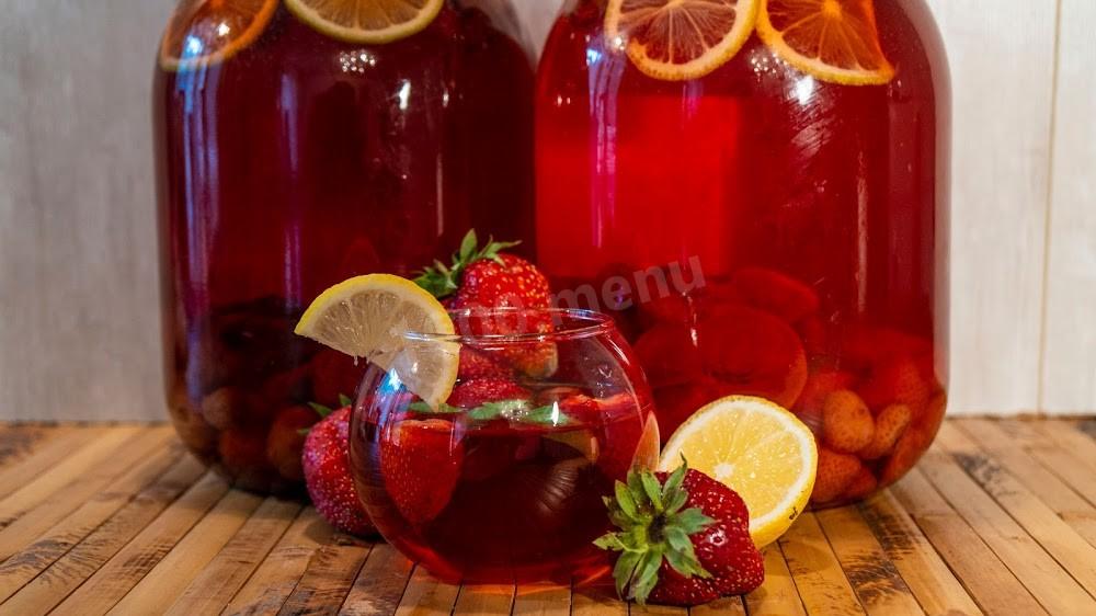 Обложка рецепта Компот из клубники, лимона и мяты на зиму