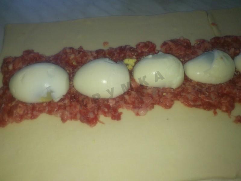 Шаг 2 приготовления Слоеные рулетики из теста с мясом и яйцом