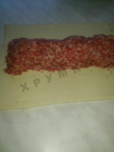 Шаг 3 приготовления Слоеные рулетики из теста с мясом и яйцом