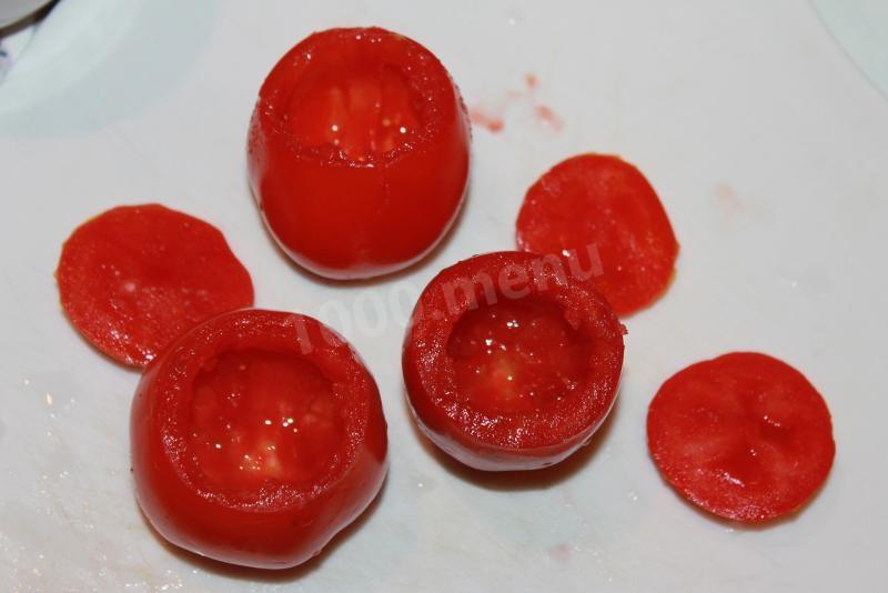 Шаг 3 приготовления Целые помидоры с зеленью чесноком и сыром