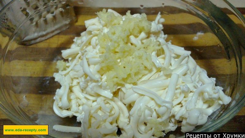 Шаг 3 приготовления Рулетики ветчинные с сыром и чесноком