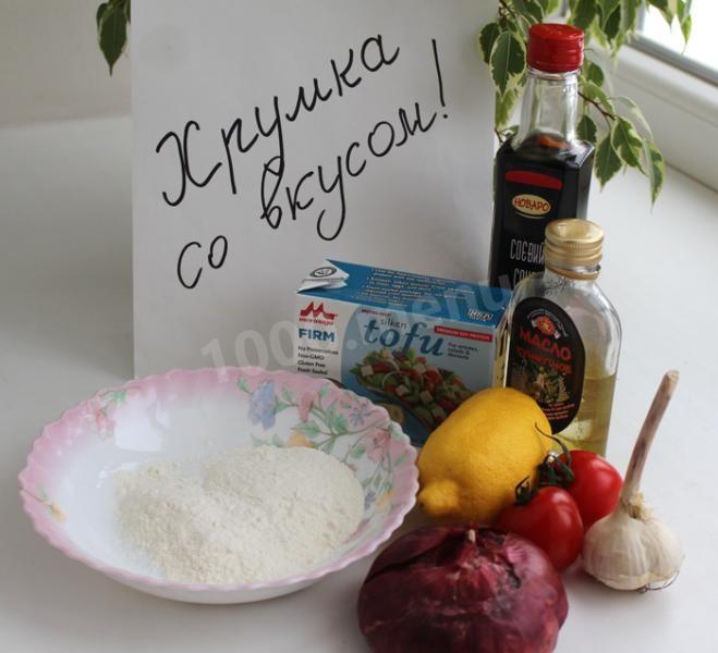 Шаг 1 приготовления Жареный тофу в соево-кунжутном соусе с черри и чесноком