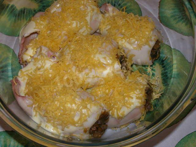 Шаг 10 приготовления Кальмары фаршированные овощами, сыром и шампиньонами