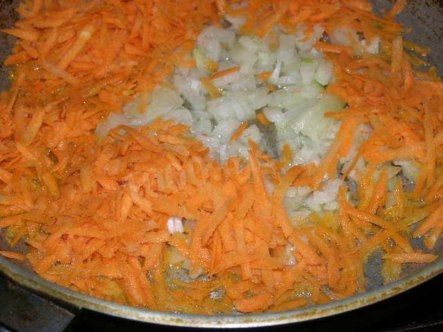 Шаг 6 приготовления Кальмары фаршированные овощами, сыром и шампиньонами